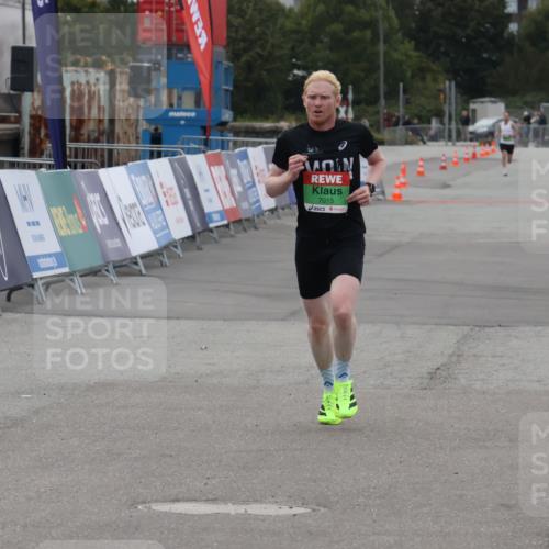 03.10.2025 - Köhlbrandbrückenlauf Julia Fischer http://msf.ph/oto/9022355 03.10.2025 15:47:13 Ziel 7015 meine-sportfotos.de