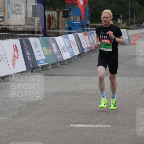 03.10.2025 - Köhlbrandbrückenlauf Julia Fischer http://msf.ph/oto/9022357 03.10.2025 15:47:14 Ziel 7015 meine-sportfotos.de