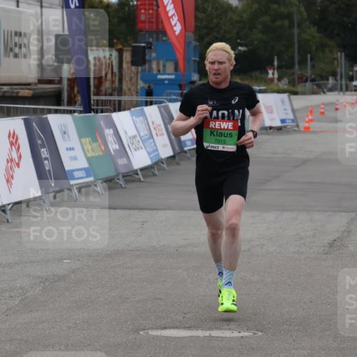 03.10.2025 - Köhlbrandbrückenlauf Julia Fischer http://msf.ph/oto/9022362 03.10.2025 15:47:14 Ziel 7015 meine-sportfotos.de