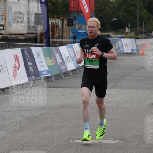 03.10.2025 - Köhlbrandbrückenlauf Julia Fischer http://msf.ph/oto/9022366 03.10.2025 15:47:14 Ziel 7015 meine-sportfotos.de