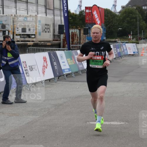 03.10.2025 - Köhlbrandbrückenlauf Julia Fischer http://msf.ph/oto/9022370 03.10.2025 15:47:15 Ziel 7015 meine-sportfotos.de
