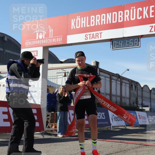 03.10.2025 - Köhlbrandbrückenlauf Luisa Fischer http://msf.ph/oto/9022374 03.10.2025 12:41:58 Ziel 6099 meine-sportfotos.de