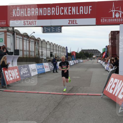 03.10.2025 - Köhlbrandbrückenlauf Julia Fischer http://msf.ph/oto/9022376 03.10.2025 15:47:16 Ziel 7015 meine-sportfotos.de