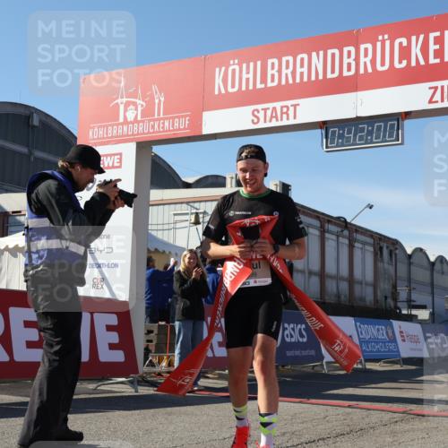 03.10.2025 - Köhlbrandbrückenlauf Luisa Fischer http://msf.ph/oto/9022379 03.10.2025 12:41:58 Ziel 6099 meine-sportfotos.de