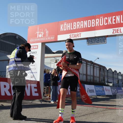 03.10.2025 - Köhlbrandbrückenlauf Luisa Fischer http://msf.ph/oto/9022384 03.10.2025 12:41:58 Ziel 6099 meine-sportfotos.de