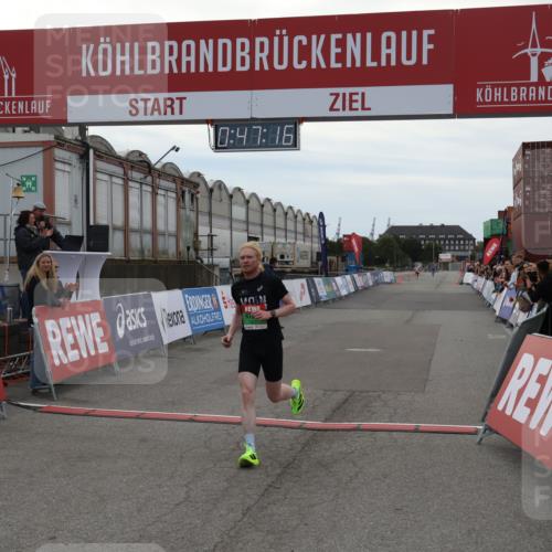 03.10.2025 - Köhlbrandbrückenlauf Julia Fischer http://msf.ph/oto/9022385 03.10.2025 15:47:16 Ziel 7015 meine-sportfotos.de