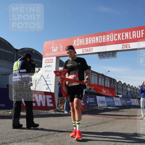 03.10.2025 - Köhlbrandbrückenlauf Luisa Fischer http://msf.ph/oto/9022393 03.10.2025 12:41:59 Ziel 6099 meine-sportfotos.de