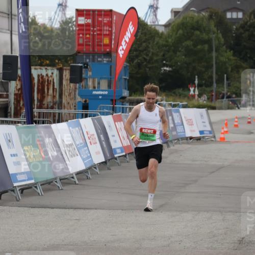 03.10.2025 - Köhlbrandbrückenlauf Julia Fischer http://msf.ph/oto/9022405 03.10.2025 15:47:31 Ziel 8787 meine-sportfotos.de
