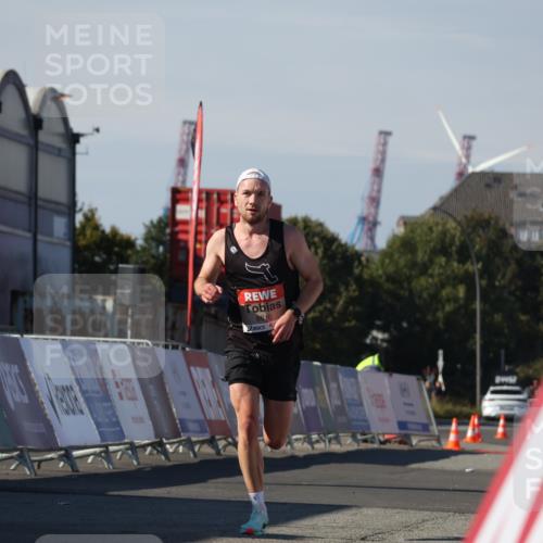 03.10.2025 - Köhlbrandbrückenlauf Luisa Fischer http://msf.ph/oto/9022411 03.10.2025 12:44:51 Ziel 6610 meine-sportfotos.de