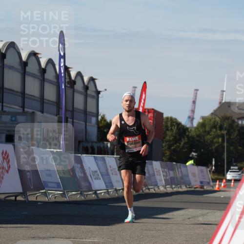 03.10.2025 - Köhlbrandbrückenlauf Luisa Fischer http://msf.ph/oto/9022419 03.10.2025 12:44:52 Ziel 6610 meine-sportfotos.de