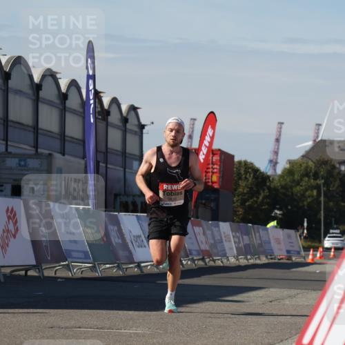 03.10.2025 - Köhlbrandbrückenlauf Luisa Fischer http://msf.ph/oto/9022429 03.10.2025 12:44:52 Ziel 6610 meine-sportfotos.de