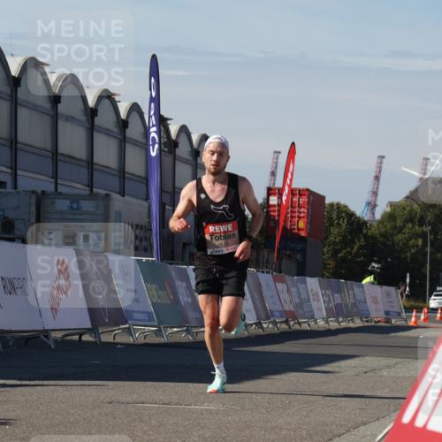 03.10.2025 - Köhlbrandbrückenlauf Luisa Fischer http://msf.ph/oto/9022433 03.10.2025 12:44:52 Ziel 6610 meine-sportfotos.de