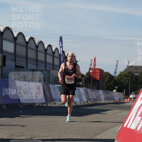03.10.2025 - Köhlbrandbrückenlauf Luisa Fischer http://msf.ph/oto/9022439 03.10.2025 12:44:53 Ziel 6610 meine-sportfotos.de