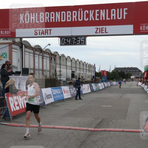 03.10.2025 - Köhlbrandbrückenlauf Julia Fischer http://msf.ph/oto/9022440 03.10.2025 15:47:35 Ziel 8787 meine-sportfotos.de