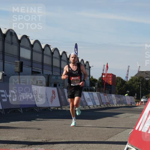 03.10.2025 - Köhlbrandbrückenlauf Luisa Fischer http://msf.ph/oto/9022446 03.10.2025 12:44:53 Ziel 6610 meine-sportfotos.de