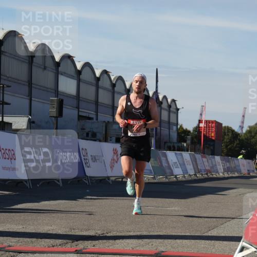 03.10.2025 - Köhlbrandbrückenlauf Luisa Fischer http://msf.ph/oto/9022448 03.10.2025 12:44:53 Ziel 6610 meine-sportfotos.de
