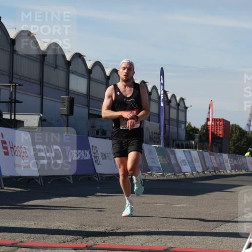 03.10.2025 - Köhlbrandbrückenlauf Luisa Fischer http://msf.ph/oto/9022452 03.10.2025 12:44:54 Ziel 6610 meine-sportfotos.de