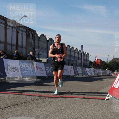03.10.2025 - Köhlbrandbrückenlauf Luisa Fischer http://msf.ph/oto/9022461 03.10.2025 12:44:54 Ziel 6610 meine-sportfotos.de
