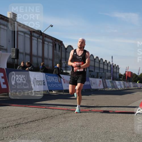 03.10.2025 - Köhlbrandbrückenlauf Luisa Fischer http://msf.ph/oto/9022466 03.10.2025 12:44:55 Ziel 6610 meine-sportfotos.de