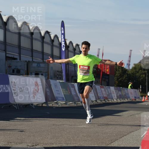03.10.2025 - Köhlbrandbrückenlauf Luisa Fischer http://msf.ph/oto/9022500 03.10.2025 12:45:18 Ziel 6280 meine-sportfotos.de