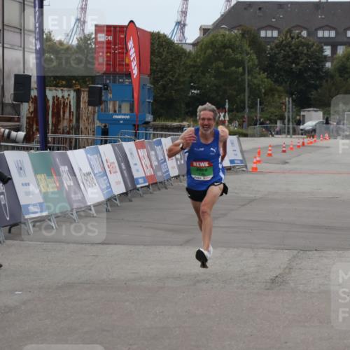 03.10.2025 - Köhlbrandbrückenlauf Julia Fischer http://msf.ph/oto/9022512 03.10.2025 15:47:48 Ziel 7022, 9588 meine-sportfotos.de