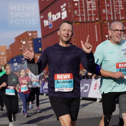 03.10.2025 - Köhlbrandbrückenlauf Michael Burmester http://msf.ph/oto/9022514 03.10.2025 10:24:28 Ziel 1345, 1382, 1433, 1697, 1987, 2045, 2169, 2173, 2234, 2373, 2374, 2556, 2680, 2847, 2848, 3038, 3039, 3042, 3199, 3240, 3523, 3759 meine-sportfotos.de