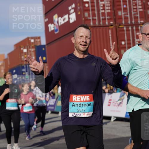 03.10.2025 - Köhlbrandbrückenlauf Michael Burmester http://msf.ph/oto/9022516 03.10.2025 10:24:28 Ziel 1345, 1382, 1433, 1697, 1987, 2045, 2169, 2173, 2234, 2373, 2374, 2556, 2680, 2847, 2848, 3038, 3039, 3042, 3199, 3240, 3523, 3759 meine-sportfotos.de