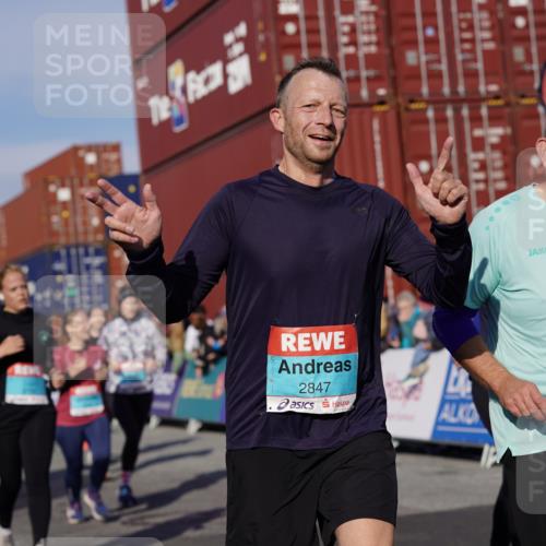 03.10.2025 - Köhlbrandbrückenlauf Michael Burmester http://msf.ph/oto/9022521 03.10.2025 10:24:28 Ziel 1345, 1382, 1433, 1697, 1987, 2045, 2169, 2173, 2234, 2373, 2374, 2556, 2680, 2847, 2848, 3038, 3039, 3042, 3199, 3240, 3523, 3759 meine-sportfotos.de