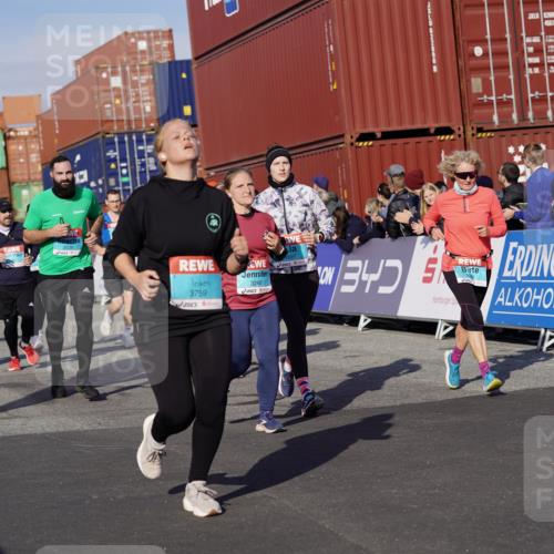 03.10.2025 - Köhlbrandbrückenlauf Michael Burmester http://msf.ph/oto/9022532 03.10.2025 10:24:29 Ziel 1345, 1382, 1433, 1697, 1987, 2045, 2121, 2169, 2173, 2234, 2373, 2374, 2556, 2680, 2847, 2848, 3038, 3039, 3042, 3199, 3240, 3391, 3523, 3759 meine-sportfotos.de