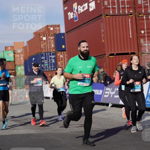 03.10.2025 - Köhlbrandbrückenlauf Michael Burmester http://msf.ph/oto/9022559 03.10.2025 10:24:30 Ziel 1345, 1382, 1433, 1697, 1987, 2045, 2121, 2169, 2173, 2234, 2373, 2374, 2556, 2847, 2848, 3038, 3039, 3042, 3199, 3240, 3391, 3759 meine-sportfotos.de