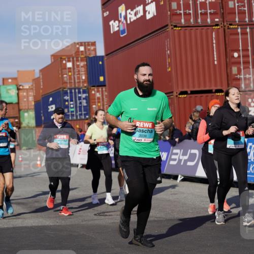 03.10.2025 - Köhlbrandbrückenlauf Michael Burmester http://msf.ph/oto/9022563 03.10.2025 10:24:30 Ziel 1345, 1382, 1433, 1697, 1987, 2045, 2121, 2169, 2173, 2234, 2373, 2374, 2556, 2847, 2848, 3038, 3039, 3042, 3199, 3240, 3391, 3759 meine-sportfotos.de