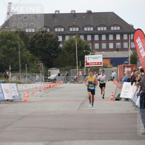 03.10.2025 - Köhlbrandbrückenlauf Julia Fischer http://msf.ph/oto/9022565 03.10.2025 15:48:39 Ziel  meine-sportfotos.de