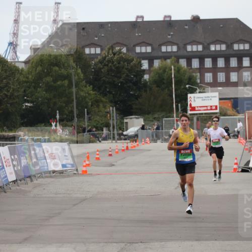 03.10.2025 - Köhlbrandbrückenlauf Julia Fischer http://msf.ph/oto/9022578 03.10.2025 15:48:44 Ziel  meine-sportfotos.de