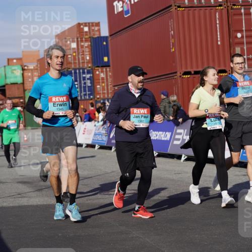 03.10.2025 - Köhlbrandbrückenlauf Michael Burmester http://msf.ph/oto/9022582 03.10.2025 10:24:32 Ziel 1345, 1382, 1697, 1987, 2121, 2234, 2373, 2374, 2556, 2779, 3038, 3039, 3042, 3199, 3240, 3391, 3759 meine-sportfotos.de