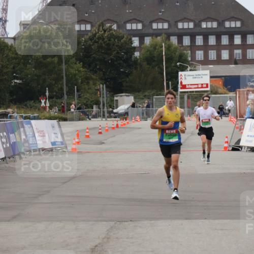 03.10.2025 - Köhlbrandbrückenlauf Julia Fischer http://msf.ph/oto/9022585 03.10.2025 15:48:44 Ziel  meine-sportfotos.de