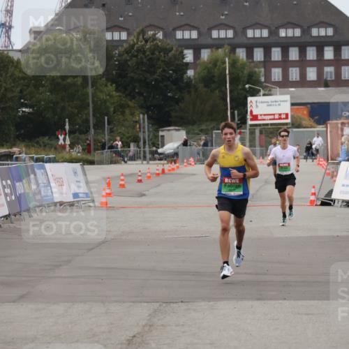 03.10.2025 - Köhlbrandbrückenlauf Julia Fischer http://msf.ph/oto/9022589 03.10.2025 15:48:45 Ziel 8871 meine-sportfotos.de