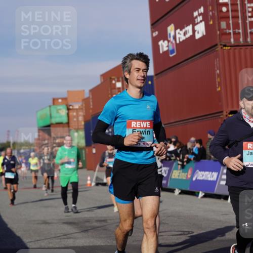 03.10.2025 - Köhlbrandbrückenlauf Michael Burmester http://msf.ph/oto/9022592 03.10.2025 10:24:33 Ziel 1345, 1382, 1697, 1987, 2121, 2234, 2373, 2374, 2556, 2779, 3038, 3039, 3042, 3199, 3240, 3391, 3561 meine-sportfotos.de