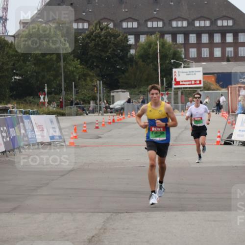 03.10.2025 - Köhlbrandbrückenlauf Julia Fischer http://msf.ph/oto/9022594 03.10.2025 15:48:45 Ziel 8871 meine-sportfotos.de