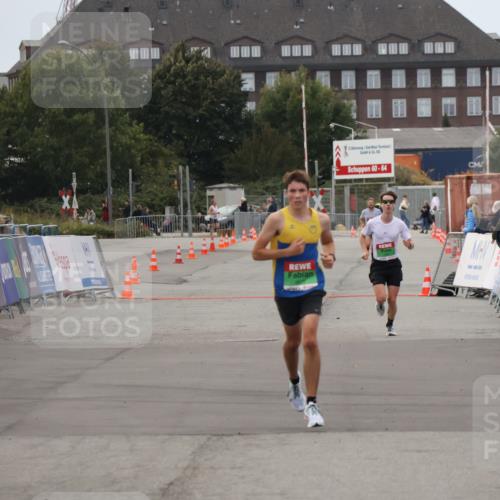 03.10.2025 - Köhlbrandbrückenlauf Julia Fischer http://msf.ph/oto/9022597 03.10.2025 15:48:46 Ziel 8871 meine-sportfotos.de