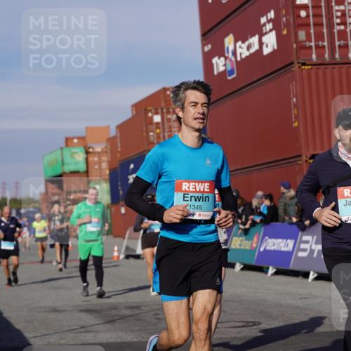 03.10.2025 - Köhlbrandbrückenlauf Michael Burmester http://msf.ph/oto/9022598 03.10.2025 10:24:33 Ziel 1345, 1382, 1697, 1987, 2121, 2234, 2373, 2374, 2556, 2779, 3038, 3039, 3042, 3199, 3240, 3391, 3561 meine-sportfotos.de