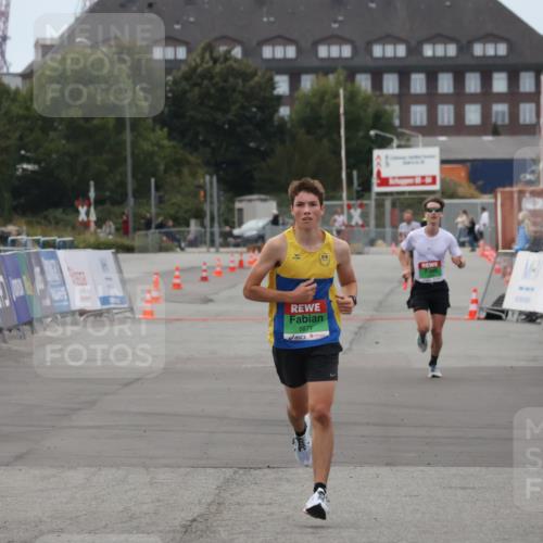 03.10.2025 - Köhlbrandbrückenlauf Julia Fischer http://msf.ph/oto/9022601 03.10.2025 15:48:47 Ziel 8871 meine-sportfotos.de