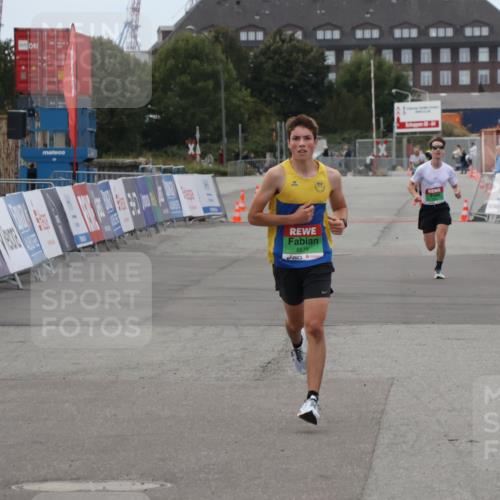03.10.2025 - Köhlbrandbrückenlauf Julia Fischer http://msf.ph/oto/9022607 03.10.2025 15:48:48 Ziel 8871 meine-sportfotos.de