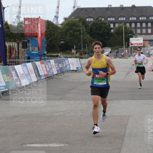 03.10.2025 - Köhlbrandbrückenlauf Julia Fischer http://msf.ph/oto/9022609 03.10.2025 15:48:49 Ziel 8871 meine-sportfotos.de