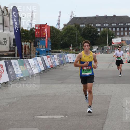 03.10.2025 - Köhlbrandbrückenlauf Julia Fischer http://msf.ph/oto/9022613 03.10.2025 15:48:49 Ziel 8871 meine-sportfotos.de