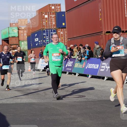 03.10.2025 - Köhlbrandbrückenlauf Michael Burmester http://msf.ph/oto/9022622 03.10.2025 10:24:35 Ziel 1382, 2121, 2240, 2373, 2374, 2556, 2739, 2742, 2779, 3039, 3199, 3391, 3561 meine-sportfotos.de