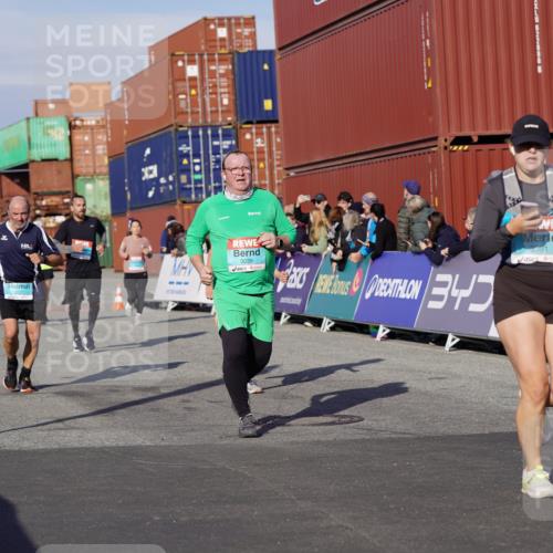 03.10.2025 - Köhlbrandbrückenlauf Michael Burmester http://msf.ph/oto/9022629 03.10.2025 10:24:36 Ziel 2121, 2240, 2373, 2374, 2556, 2739, 2742, 2779, 3039, 3199, 3391, 3561 meine-sportfotos.de