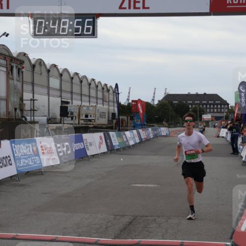 03.10.2025 - Köhlbrandbrückenlauf Julia Fischer http://msf.ph/oto/9022633 03.10.2025 15:48:56 Ziel 7009, 8871 meine-sportfotos.de