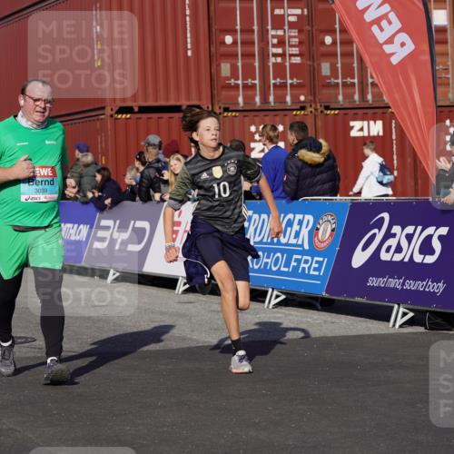 03.10.2025 - Köhlbrandbrückenlauf Michael Burmester http://msf.ph/oto/9022638 03.10.2025 10:24:37 Ziel 2121, 2240, 2373, 2374, 2556, 2739, 2742, 2779, 3039, 3391, 3561 meine-sportfotos.de