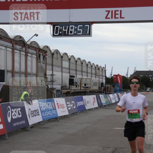 03.10.2025 - Köhlbrandbrückenlauf Julia Fischer http://msf.ph/oto/9022642 03.10.2025 15:48:57 Ziel 7009, 8871 meine-sportfotos.de