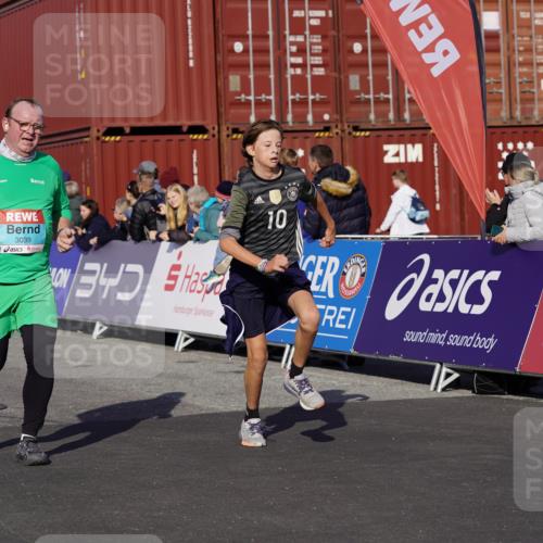 03.10.2025 - Köhlbrandbrückenlauf Michael Burmester http://msf.ph/oto/9022644 03.10.2025 10:24:37 Ziel 2121, 2240, 2373, 2374, 2556, 2739, 2742, 2779, 3039, 3391, 3561 meine-sportfotos.de